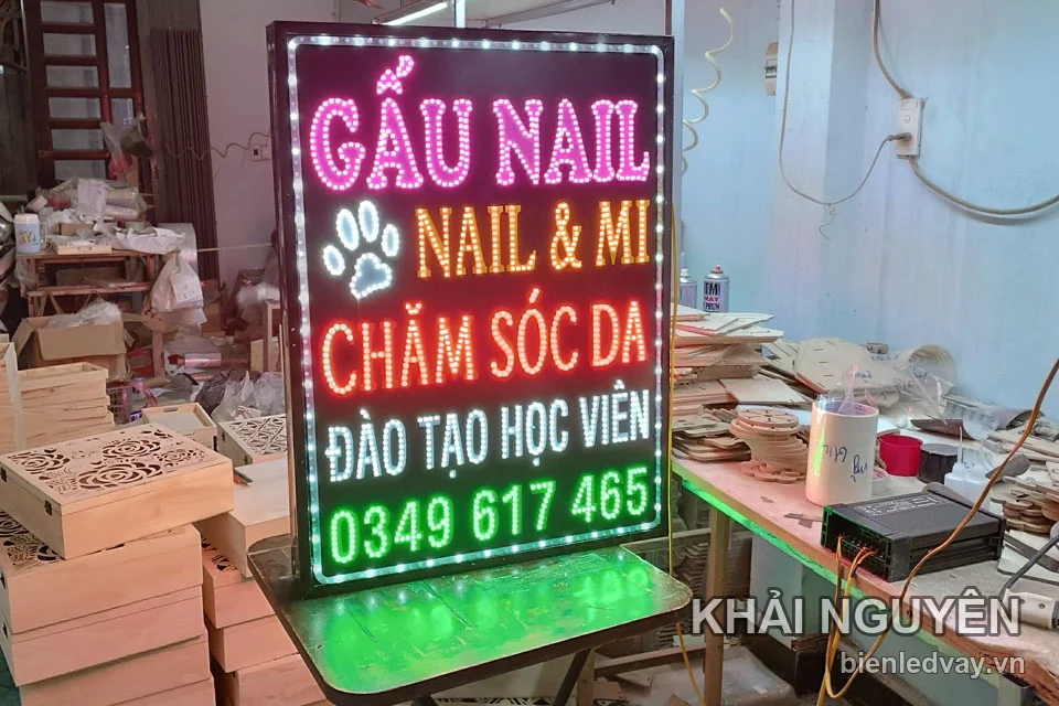 Biển LED Gấu Nail với tên tiệm, biểu tượng bàn chân mèo và các dòng dịch vụ