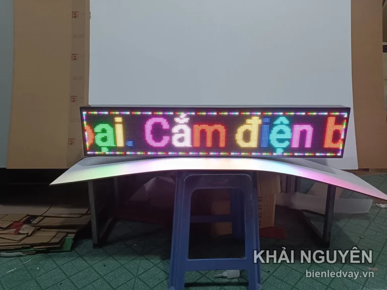 Bảng LED ma trận full màu dạng cong đang chạy dòng chữ nhiều màu