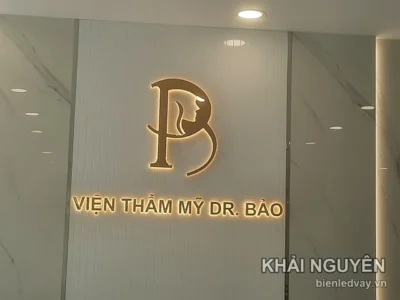 bien-chu-noi-inox-logo-vien-tham-my-dr-bao-tren-4-kn Biển vẫy spa: mẫu thật, vật liệu và báo giá