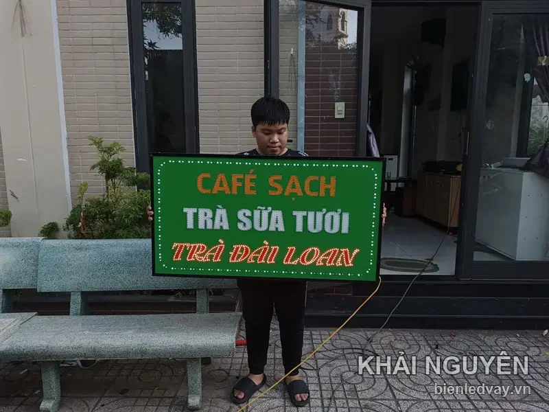 Biển LED nền xanh lá Café Sạch Trà Sữa Tươi Trà Đài Loan ba màu chữ, thợ cầm chụp trước sân nhà khách