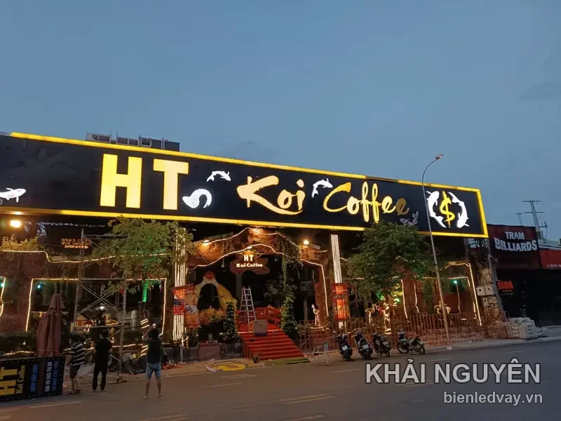 Mặt tiền HT Koi Coffee chụp từ góc chếch, có biển chữ nổi và hộp đèn