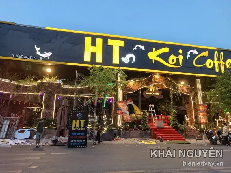 Mặt tiền quán HT Koi Coffee địa chỉ 1A Đồng Nai P.15 Q.10, chữ nổi vàng, cá koi và tiểu cảnh đá