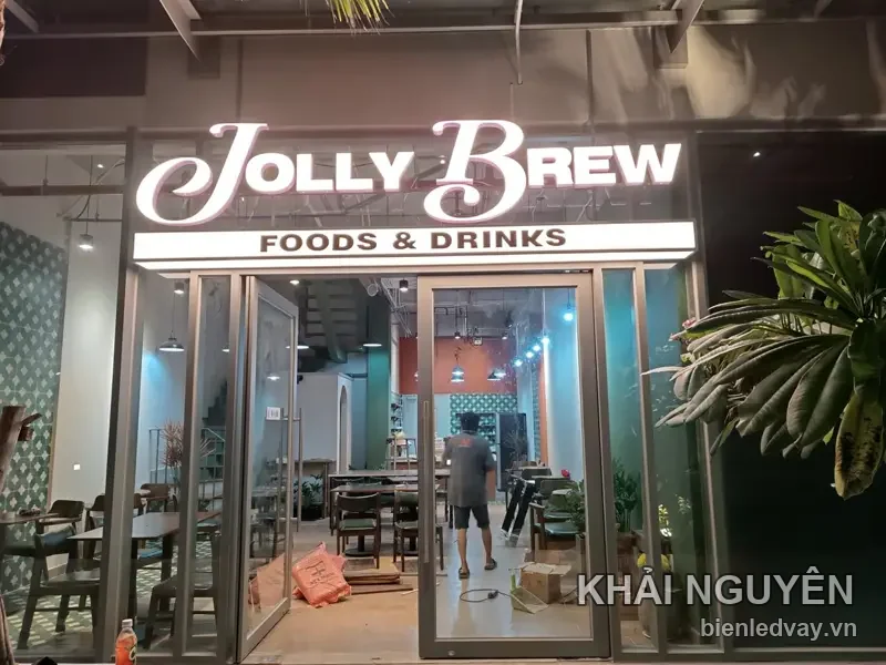 Chữ nổi mica Jolly Brew phát sáng LED trắng gắn mặt tiền quán, kèm dòng Foods - Drinks, chụp buổi tối