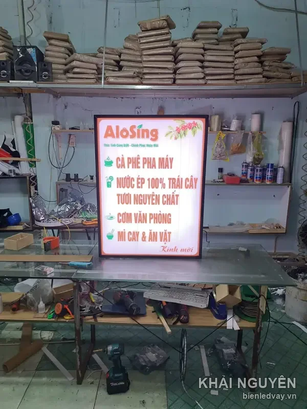 Hộp đèn mica AloSing nền trắng liệt kê cà phê pha máy, nước ép trái cây, cơm văn phòng, sáng đèn trong xưởng