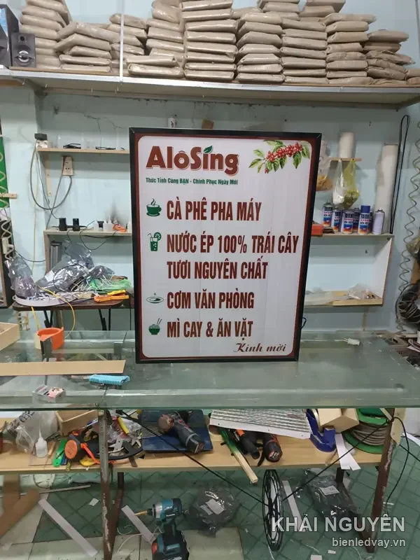 Hộp đèn AloSing nền trắng khung nâu, logo kèm nhánh cà phê, menu chữ đỏ cà phê pha máy, nước ép, cơm văn phòng