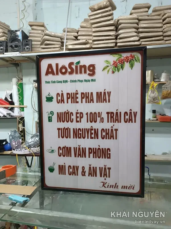 Hộp đèn AlôSing nền trắng vân gỗ, chữ đỏ Cà phê pha máy, nước ép trái cây, cơm văn phòng, khung viền đen