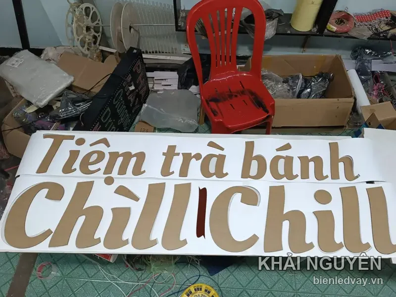 Bộ chữ mica màu nâu đồng Tiệm trà bánh ChillChill vừa cắt xong, xếp trên tấm nền trắng giữa xưởng