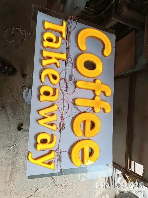 Bộ chữ nổi mica Coffee Takeaway màu vàng nằm trên nền trắng, dây đèn LED bên trong chưa đấu xong tại xưởng