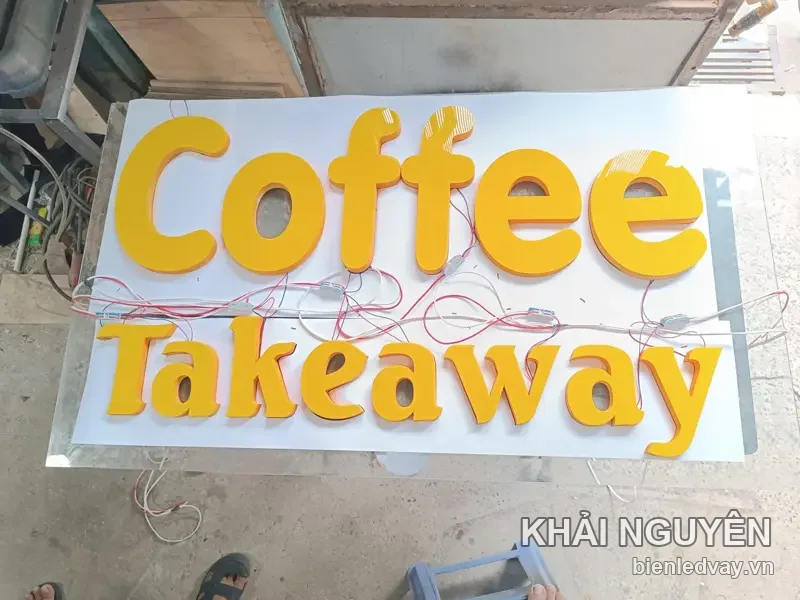 Chữ nổi mica vàng Coffee Takeaway chụp ngang, thấy rõ mặt chữ dày và dây LED đấu phía sau, đặt trên nền trắng