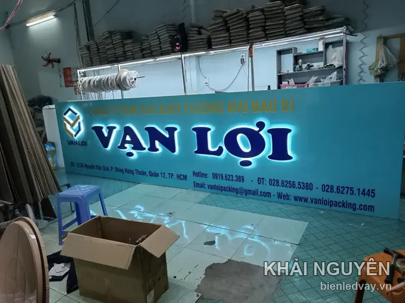 Biển hiệu công ty bao bì Vạn Lợi nền alu xanh, chữ nổi mica trắng hắt sáng, kèm địa chỉ Quận 12 và hotline