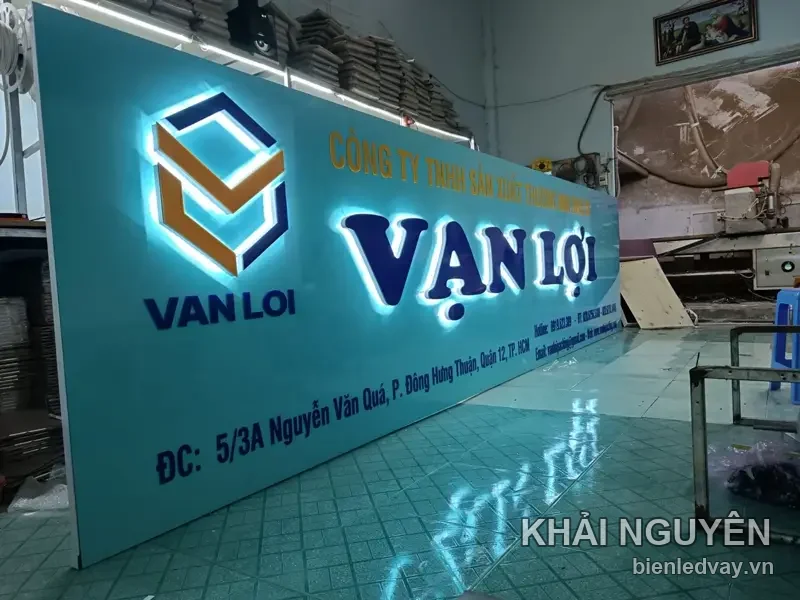Biển alu xanh ngọc công ty Vạn Lợi, chữ nổi VẠN LỢI hắt sáng xanh, kèm logo khối lục giác và địa chỉ Quận 12
