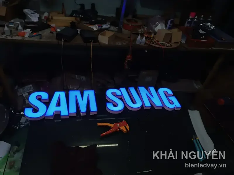 Chữ nổi mica SAM SUNG phát sáng xanh dương, hoàn thiện trên bàn thợ trong xưởng Khải Nguyên