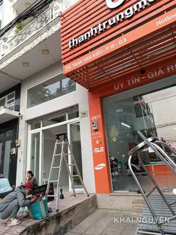 Bảng hiệu alu cam thanhtrungmobile số 24 Trần Văn Kiều Quận 6, lam chắn nắng cam, thợ đang lắp