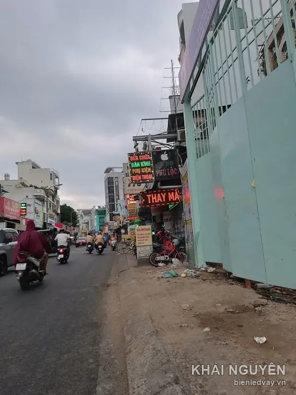 Hộp đèn Phú Lộc logo táo trên phố, kèm biển vẫy LED dọc sửa chữa dán kính phụ kiện điện thoại
