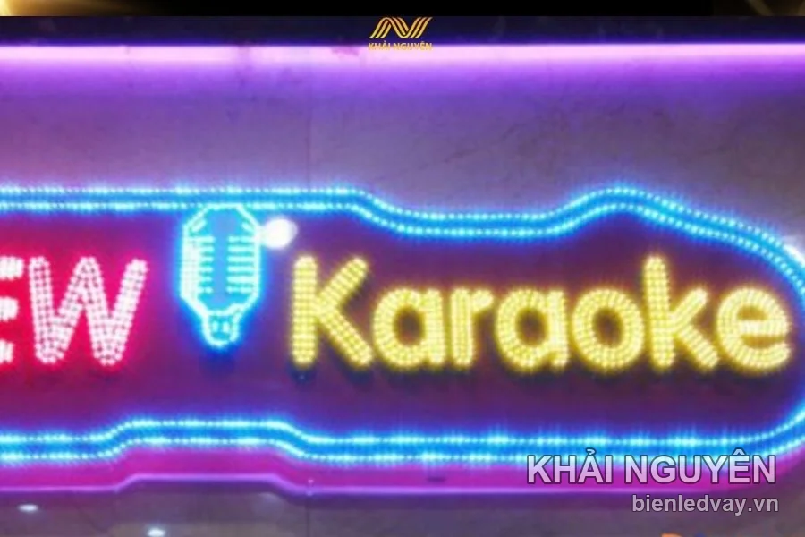 Thiết kế biển vẫy karaoke ít chi tiết để đọc từ xa