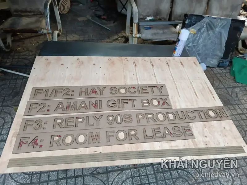 Bốn thanh chữ nổi gỗ cắt CNC ghi Hay Society, Amani Gift Box, Reply 90s Production và Room For Lease