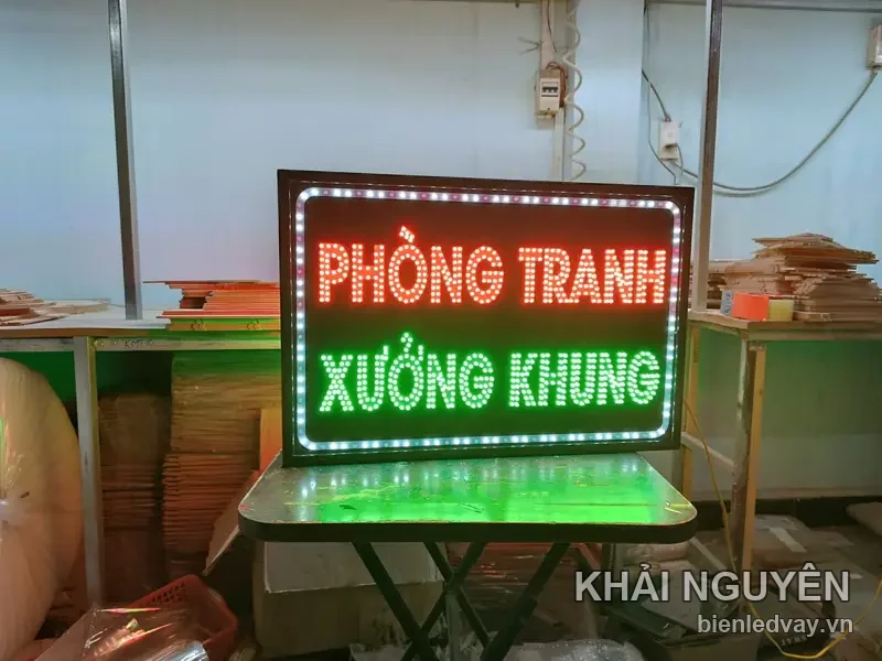 Biển vẫy LED Phòng Tranh Xưởng Khung, chữ đỏ xanh và viền sáng