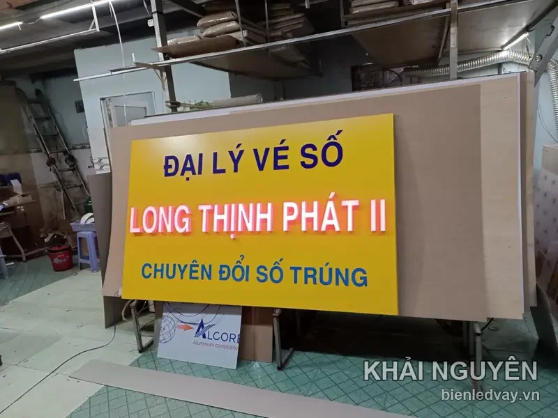 Bảng hiệu alu nền vàng ĐẠI LÝ VÉ SỐ LONG THỊNH PHÁT II, chữ nổi đỏ và xanh, chờ giao tại xưởng
