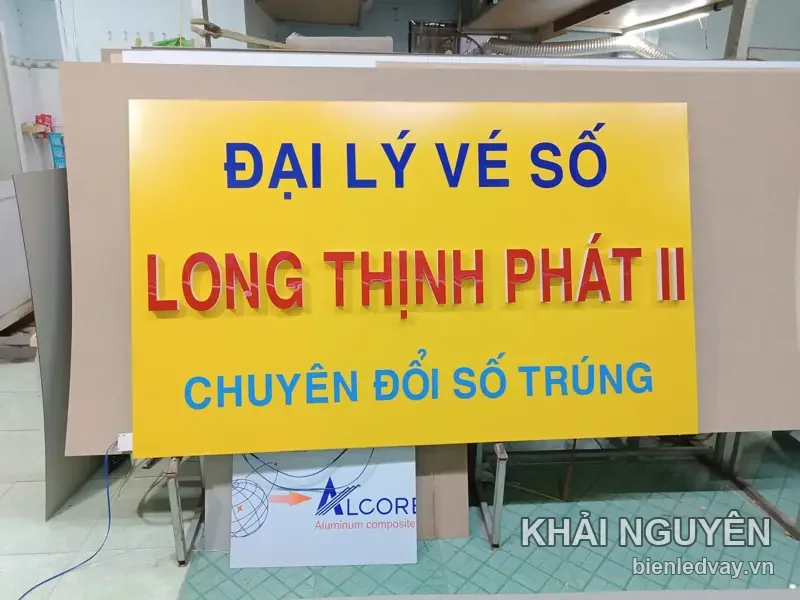 Biển alu nền vàng chữ nổi mica ĐẠI LÝ VÉ SỐ xanh dương, LONG THỊNH PHÁT II đỏ, dòng chuyên đổi số trúng