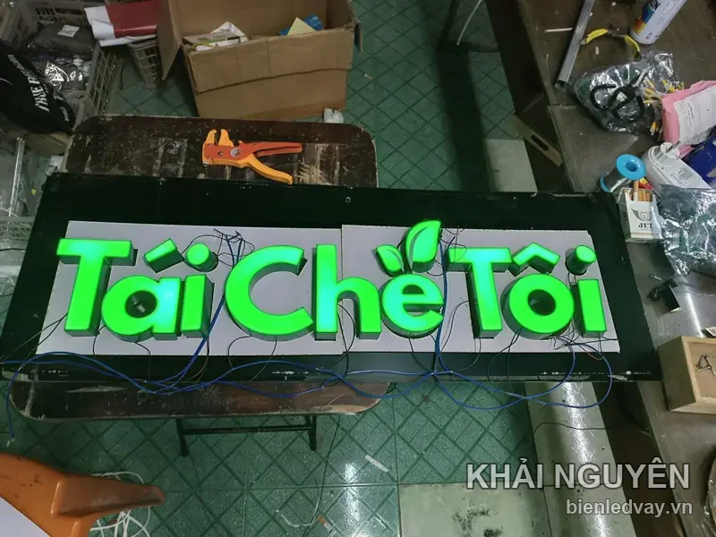 Chữ nổi mica xanh lá Tái Chế Tôi kèm biểu tượng lá cây trên nền alu bạc, đang đấu dây LED tại xưởng