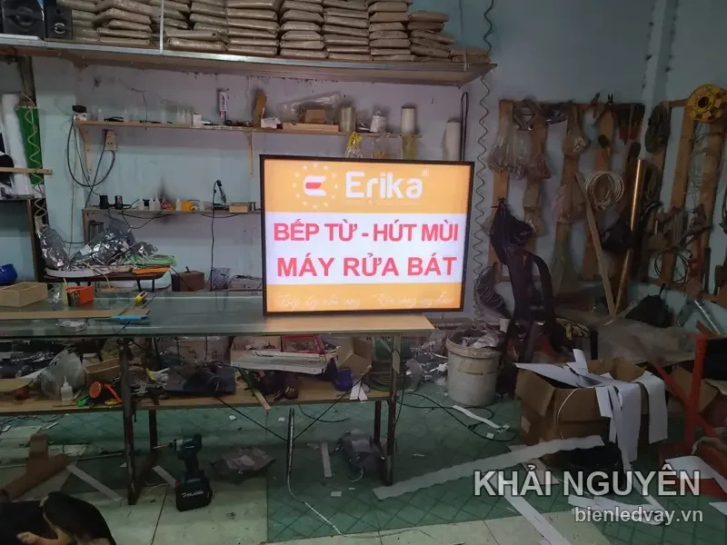 Hộp đèn Erika nền trắng chữ đỏ BẾP TỪ - HÚT MÙI, MÁY RỬA BÁT, dải cam gắn logo phía trên, thử sáng tại xưởng