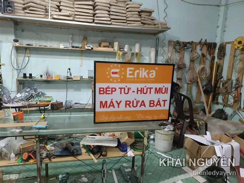 Hộp đèn thương hiệu bếp Erika nền trắng cam, dòng bếp từ hút mùi máy rửa bát, hoàn thiện tại xưởng