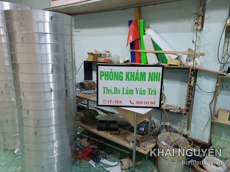 Hộp đèn Phòng Khám Nhi Ths.Bs Lâm Văn Trà, nền trắng chữ xanh lá, khung đen, chờ giao tại xưởng