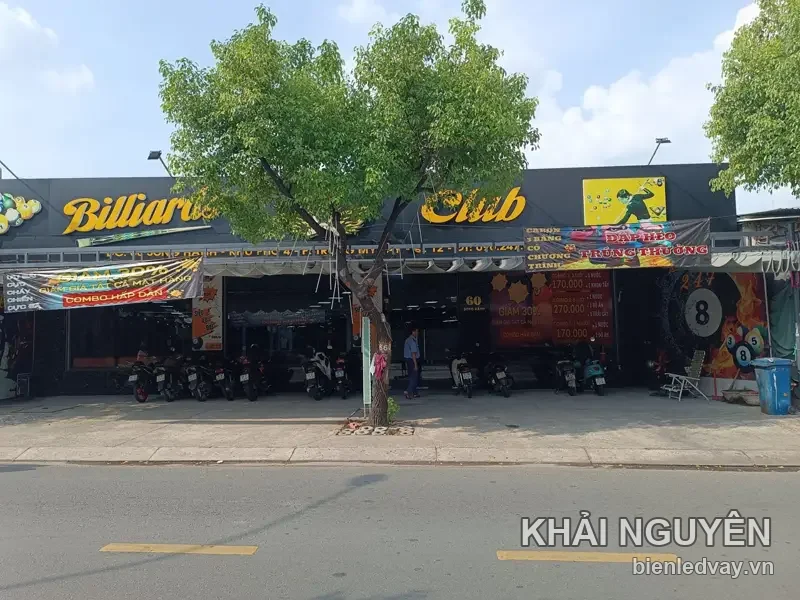 Mặt tiền Billiards Club với chữ nổi vàng trên nền đen, bạt hiflex khuyến mãi và hình bi số 8 khổ lớn