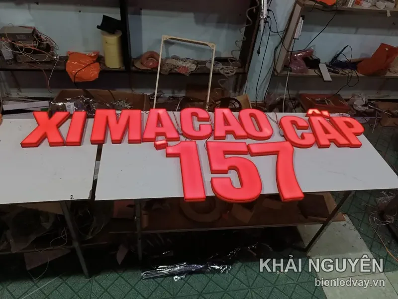 Bộ chữ nổi mica đỏ XI MẠ CAO CẤP 157 vừa gia công xong, xếp trên bàn xưởng chờ lắp đèn và khung