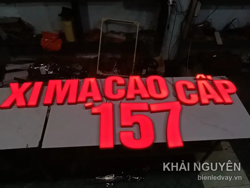 Bộ chữ nổi mica XI MẠ CAO CẤP 157 màu đỏ rực đang thử sáng, xếp trên bàn xưởng chờ lắp lên biển