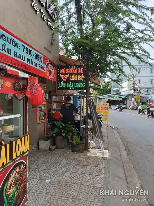 Biển vẫy LED Mì sườn bò - Lẩu bò - Lẩu Đài Loan kèm đầu bò, đã lắp sáng đèn trên mặt tiền quán ven đường