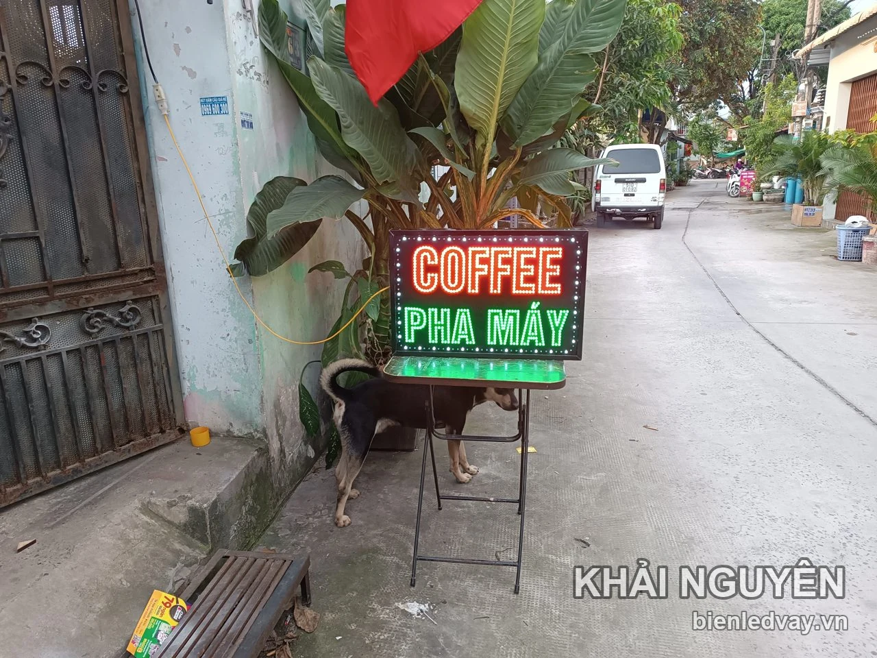 Biển LED chữ Coffee và Pha Máy đặt trên giá