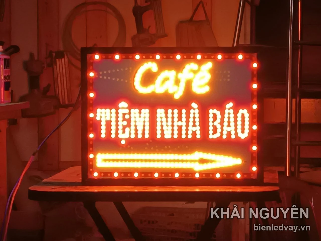Biển LED quán cà phê chữ Café, Tiệm Nhà Báo và mũi tên chỉ hướng