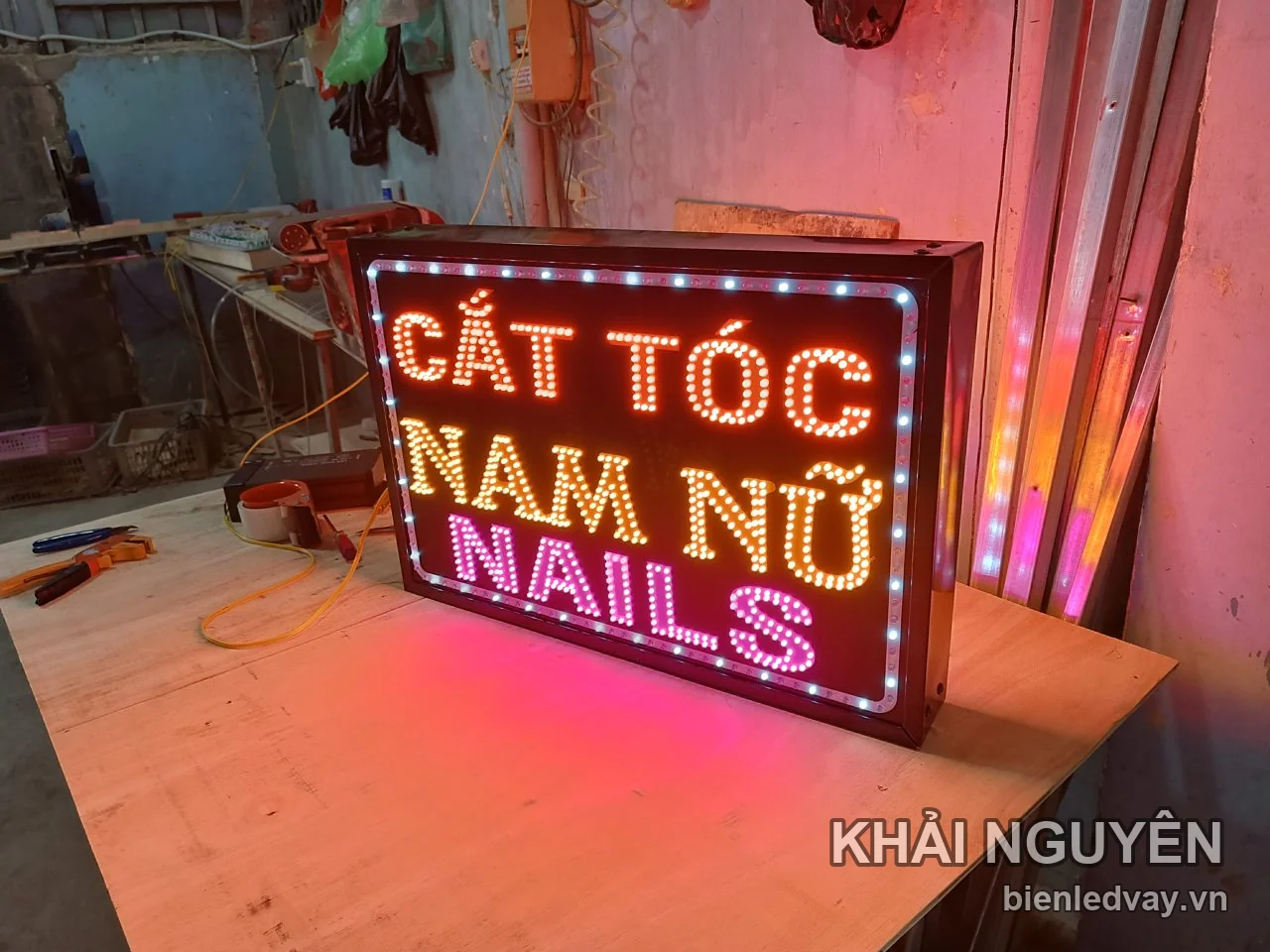 Biển vẫy LED cắt tóc nam nữ chữ đỏ cho tiệm tóc