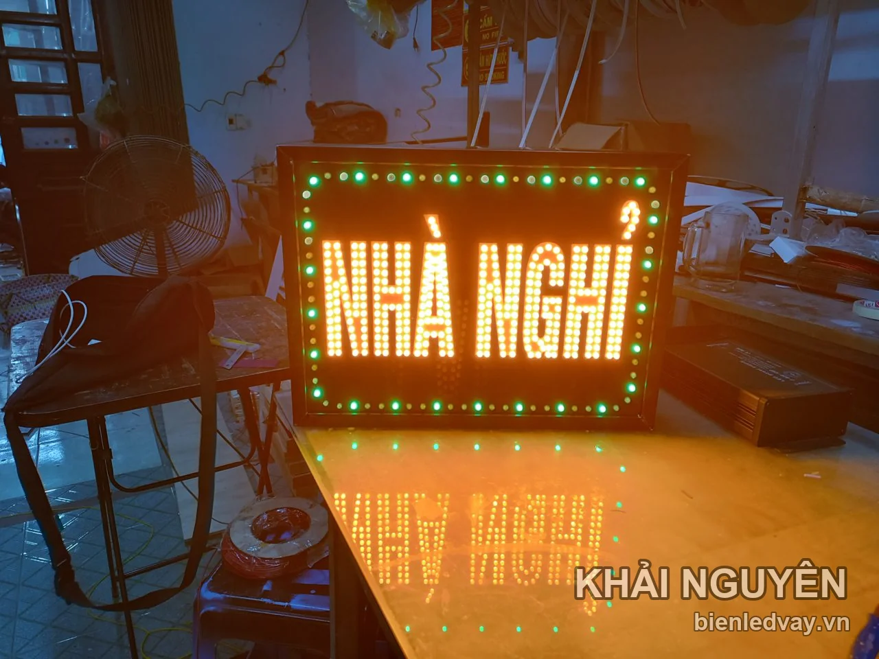 Biển vẫy LED chữ Nhà Nghỉ vàng cam viền đèn xanh