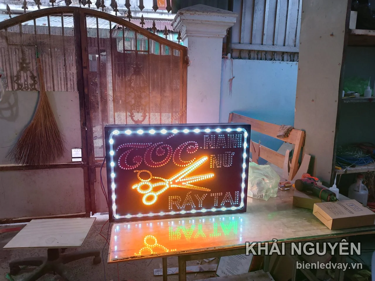 Biển LED tiệm cắt tóc có biểu tượng kéo thử sáng tại xưởng