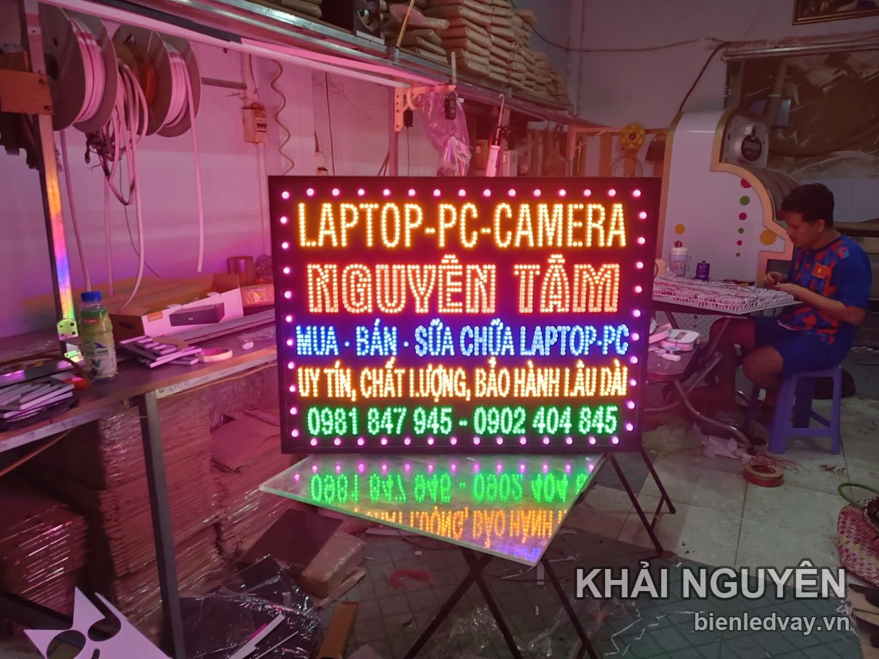 Biển vẫy LED cửa hàng điện thoại laptop camera Nguyên Tâm