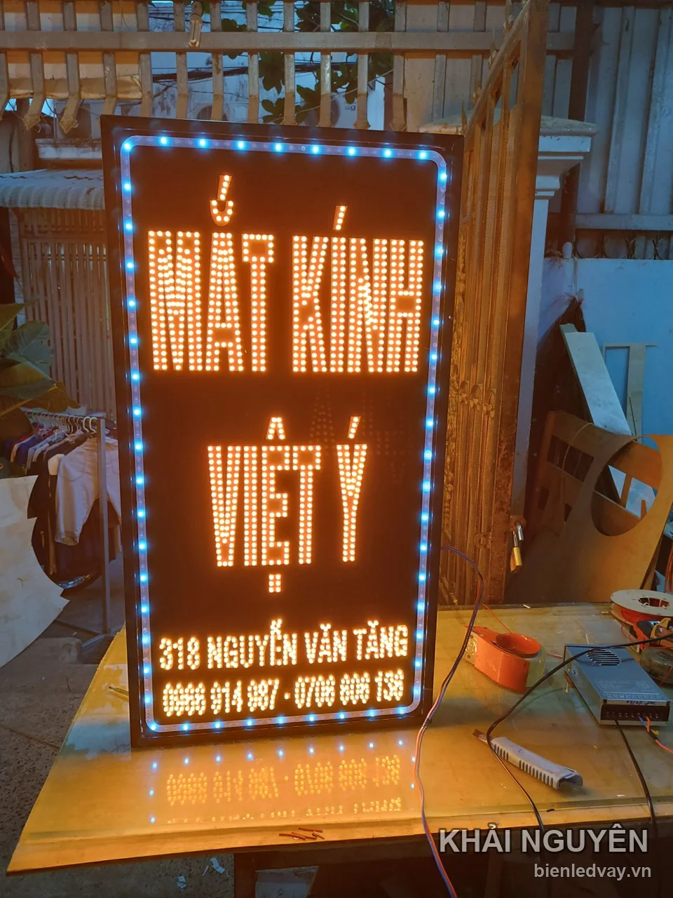 Biển vẫy LED dọc chữ MẮT KÍNH VIỆT Ý vàng kèm địa chỉ, viền bóng LED xanh dương quanh khung