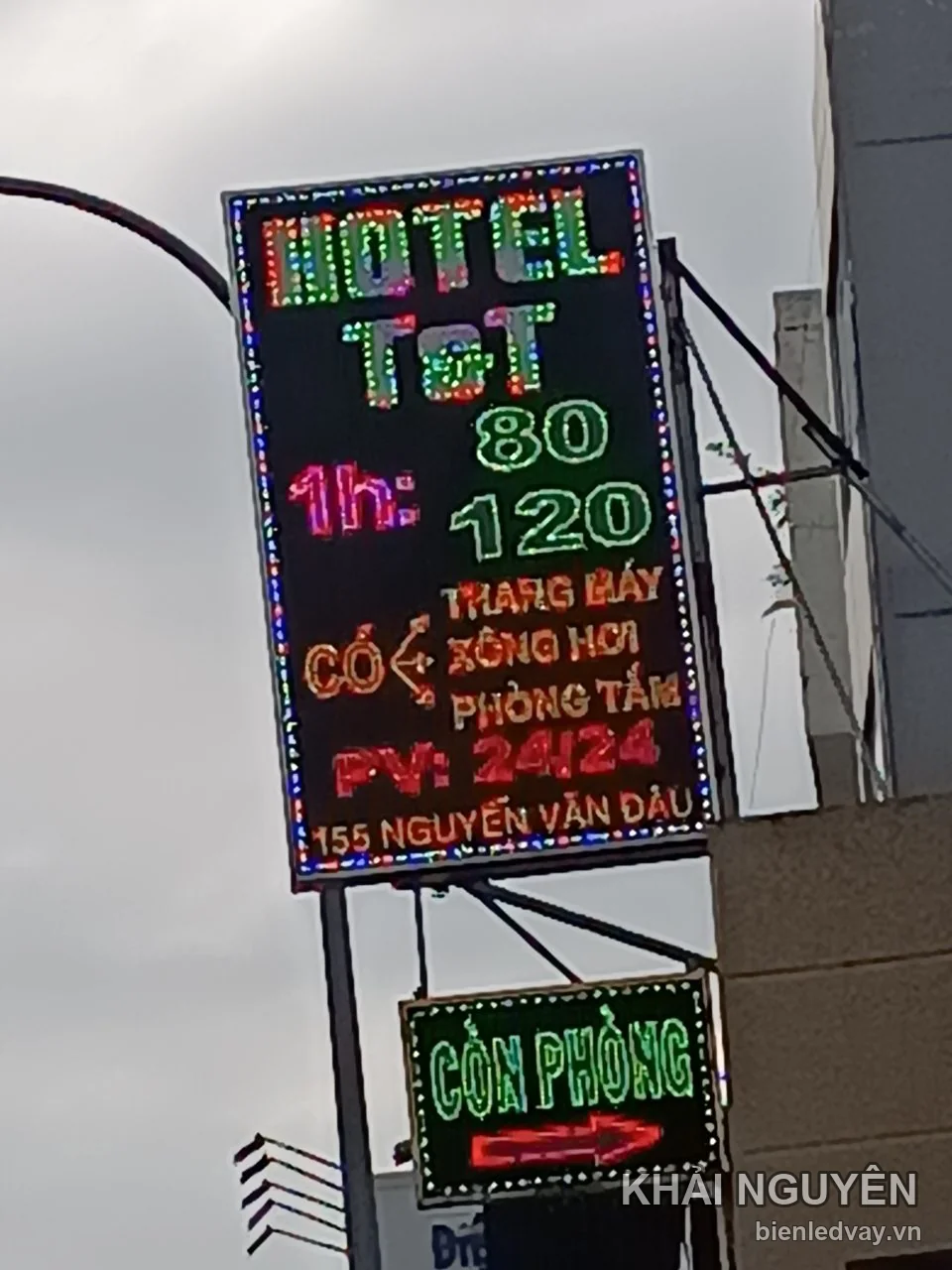 Biển vẫy LED nhà nghỉ khách sạn Hotel T&T lắp ngoài trời