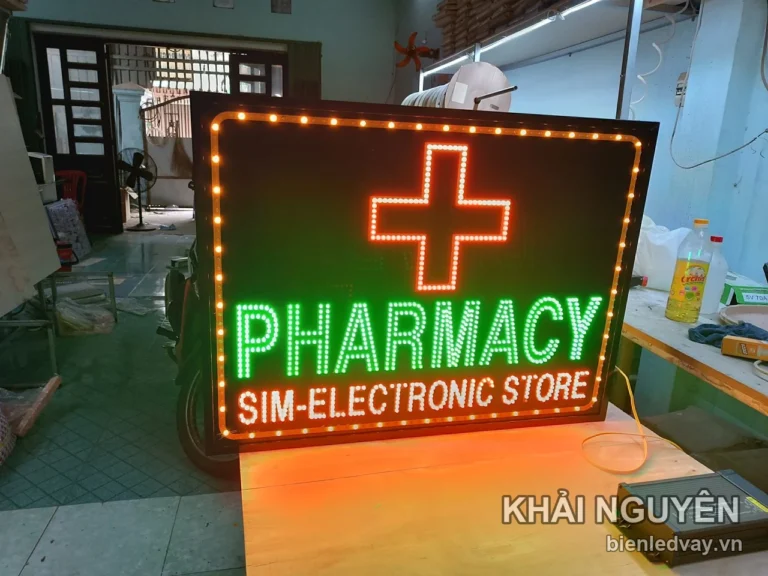 Biển vẫy LED ruồi Pharmacy với dấu thập đỏ, chữ xanh và viền vàng