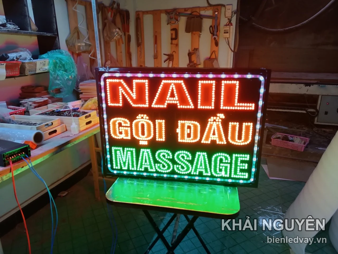Biển vẫy LED chữ NAIL đỏ, Gội Đầu vàng, MASSAGE xanh lá, viền bóng LED trắng quanh khung