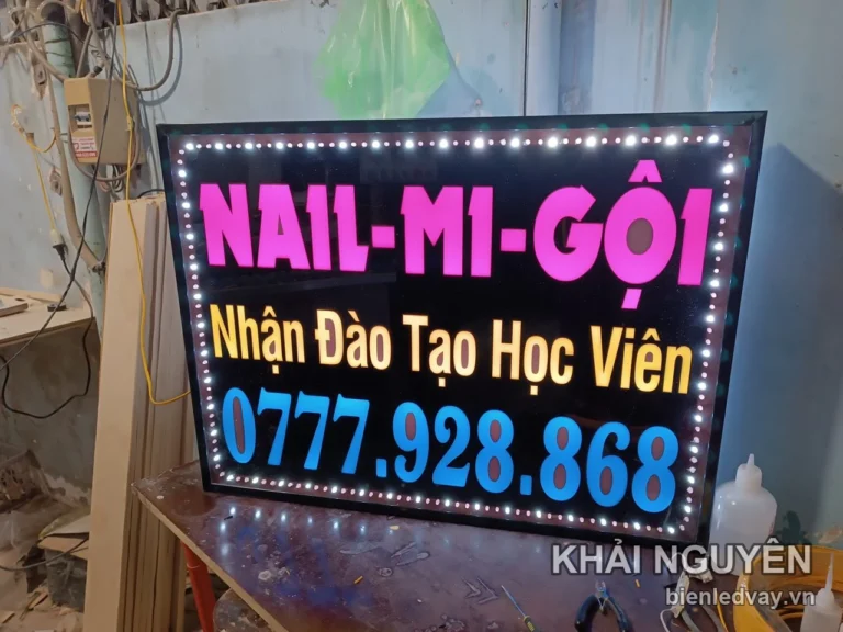 Biển vẫy LED ruồi Nail, Mi, Gội với chữ hồng, vàng và xanh