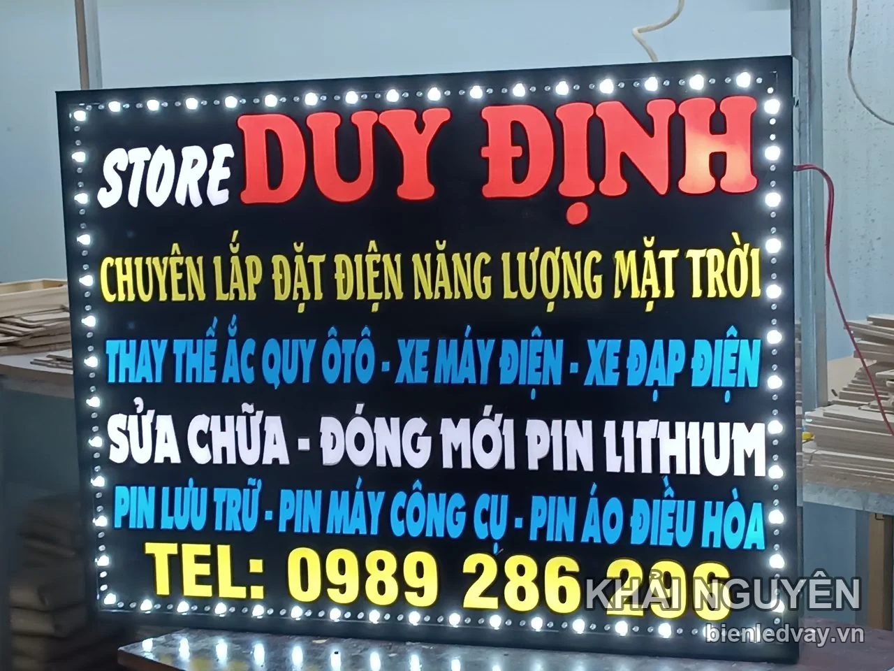 Biển LED Store Duy Định ghi dịch vụ ắc quy, xe điện và pin lithium thử sáng tại xưởng