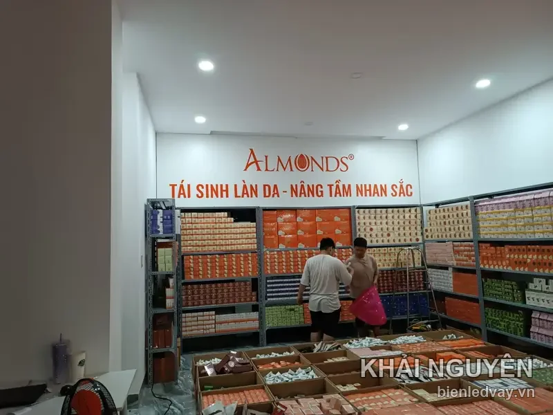 Chữ nổi Almonds màu đỏ gắn tường trắng cùng dòng Tái sinh làn da - Nâng tầm nhan sắc, trong shop mỹ phẩm