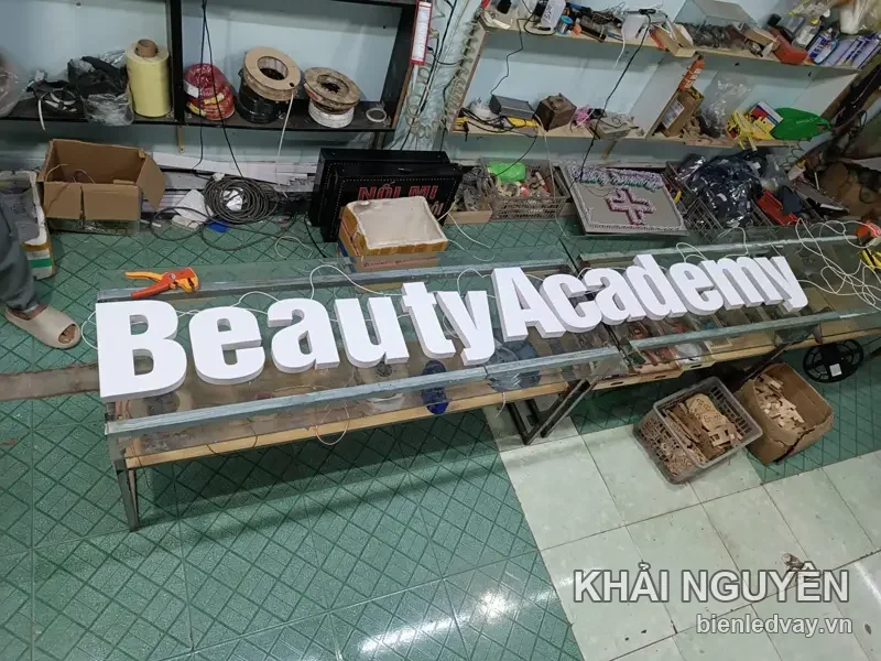Chữ nổi mica tiệm makeup, mỹ phẩm - Beauty Academy do Khải Nguyên thi công