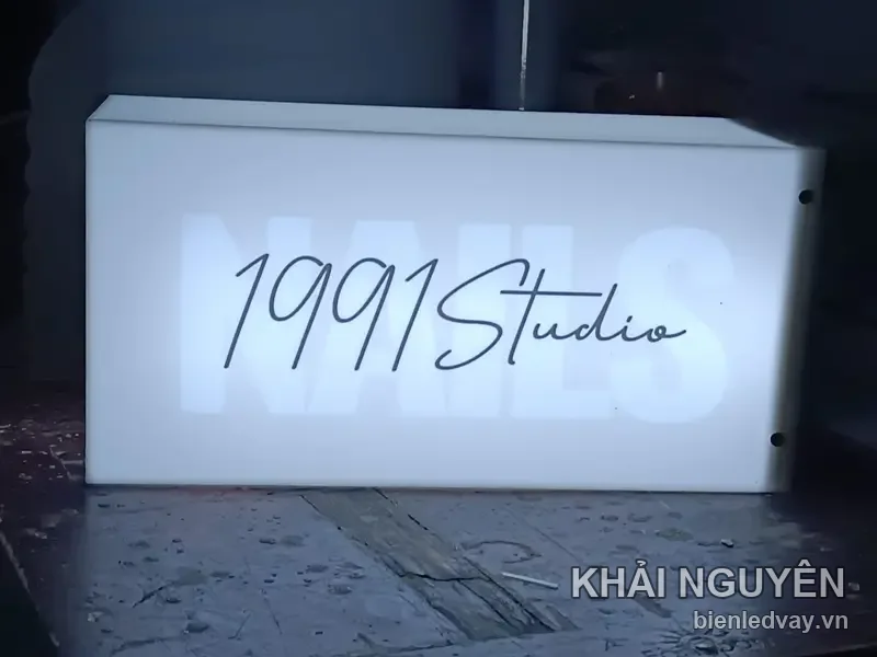 Hộp đèn mica trắng chữ 1991 Studio và Nails đang bật sáng