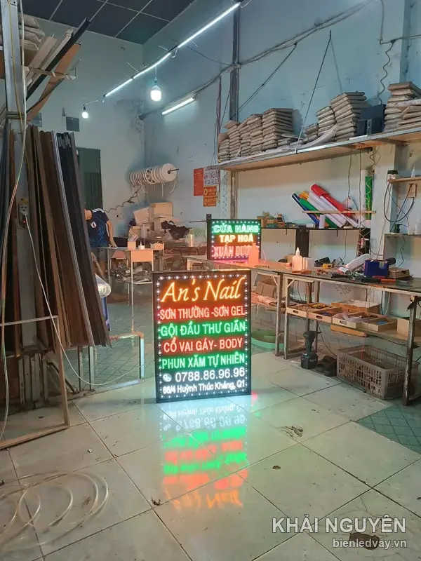 Biển LED An's Nail dạng đứng với nhiều dòng dịch vụ trên nền tối