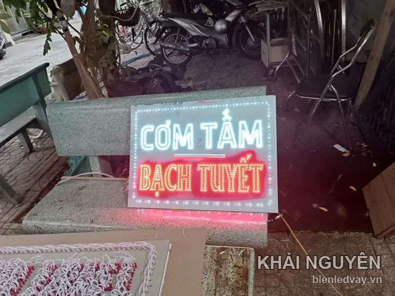 Biển vẫy Cơm Tấm Bạch Tuyết