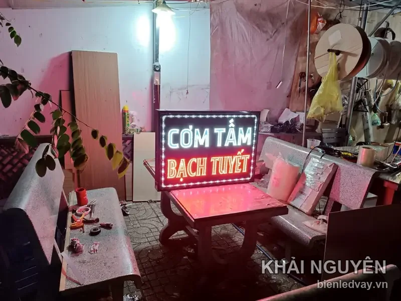 Cơm Tấm Bạch Tuyết - biển vẫy LED chữ CƠM TẤM trắng
