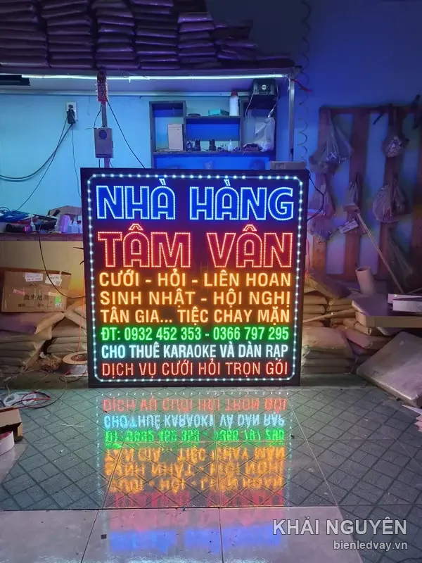 Biển vẫy nhà hàng Tâm Vân quảng cáo tiệc cưới hỏi